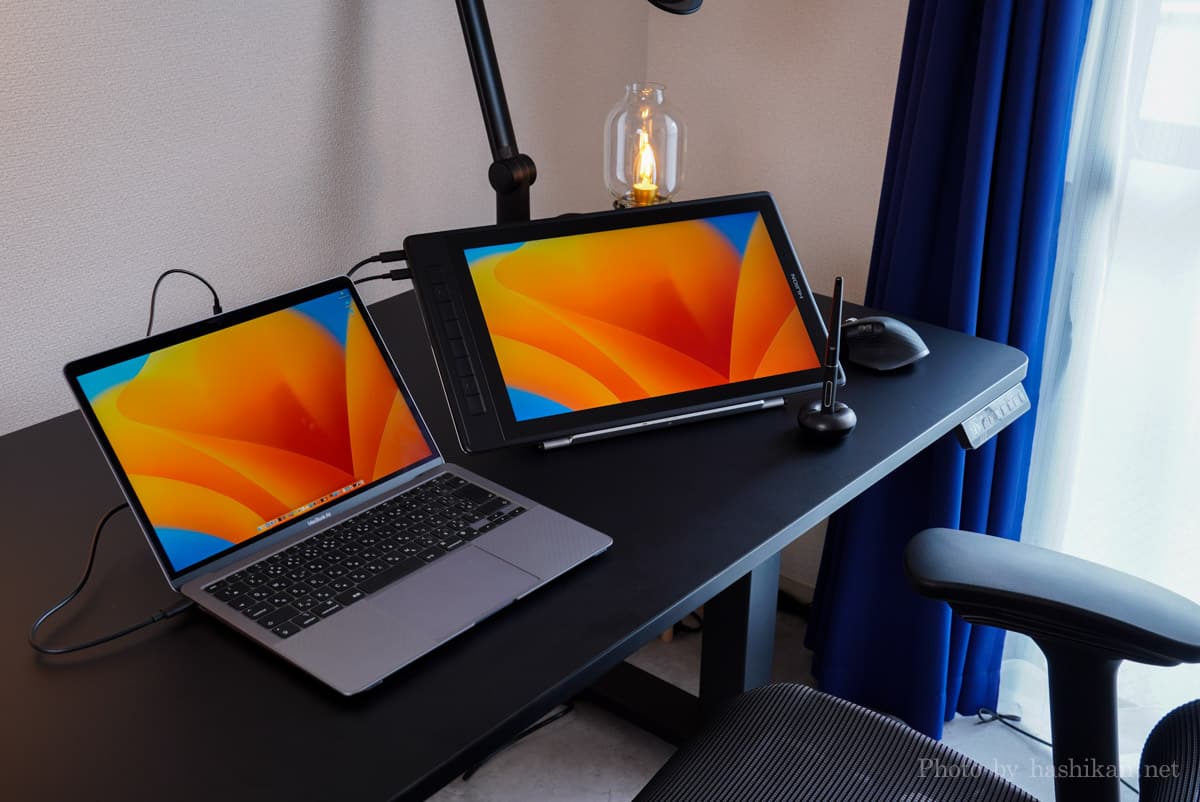 HUION Kamvas Pro 16(2.5K) をM1 MacBook Airと並べた状態