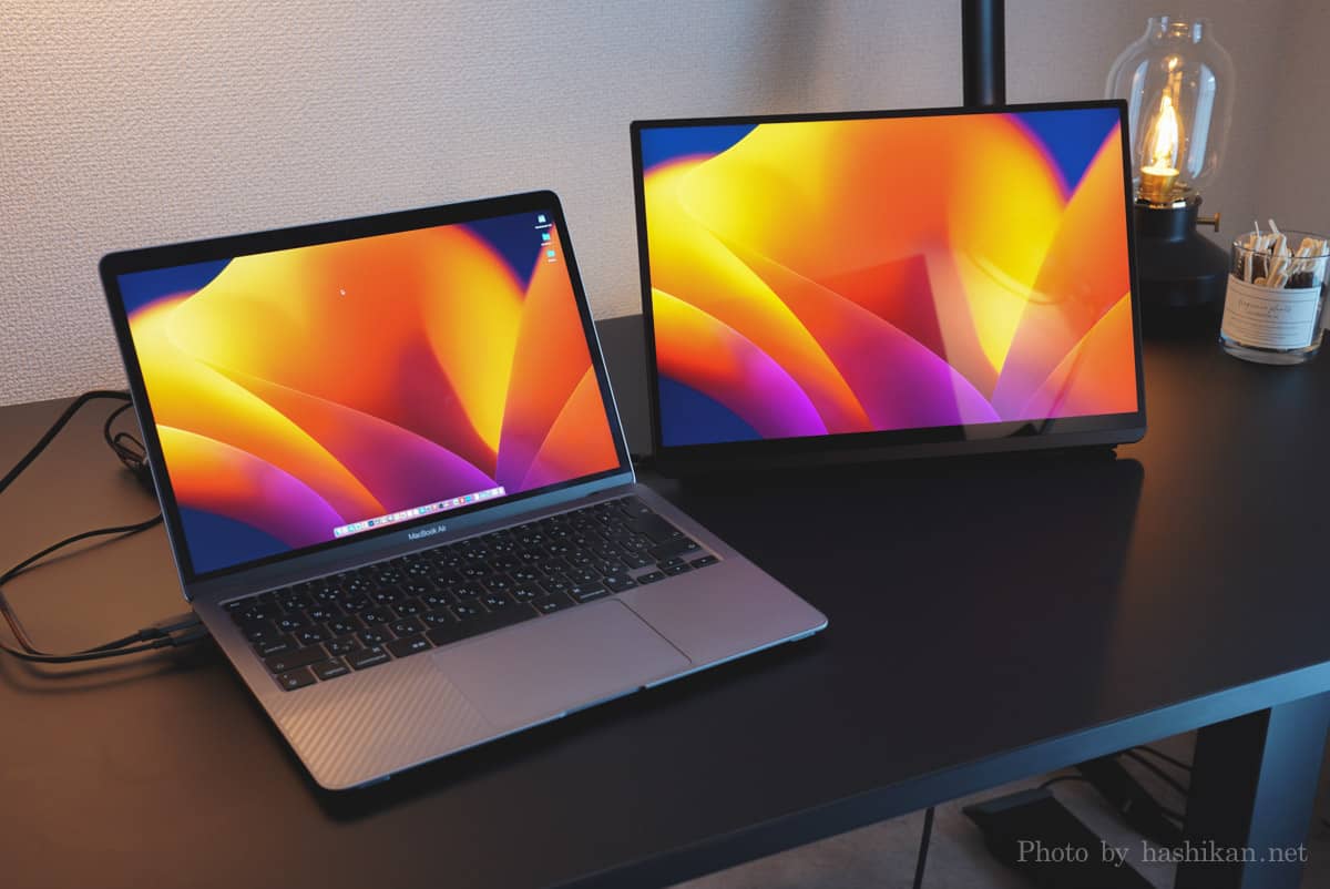 EHOMEWEI E160DSLとM1 MacBook Airを並べている様子