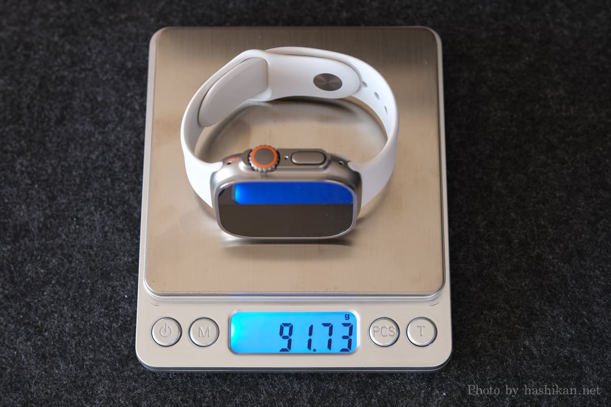 Apple Watch Ultrraの重さを計測している様子