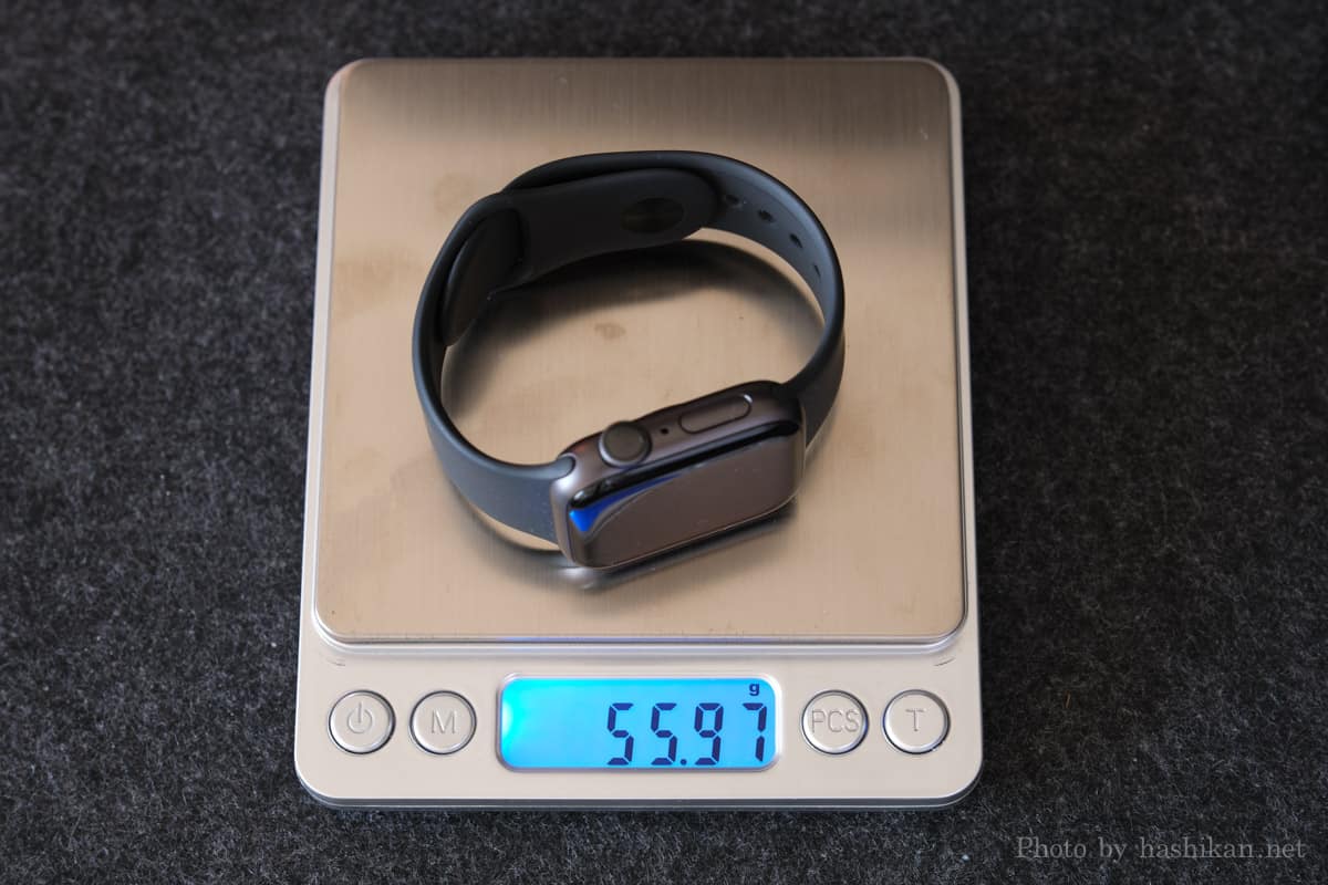 Apple Watch 6 40mmの重さを計測している様子