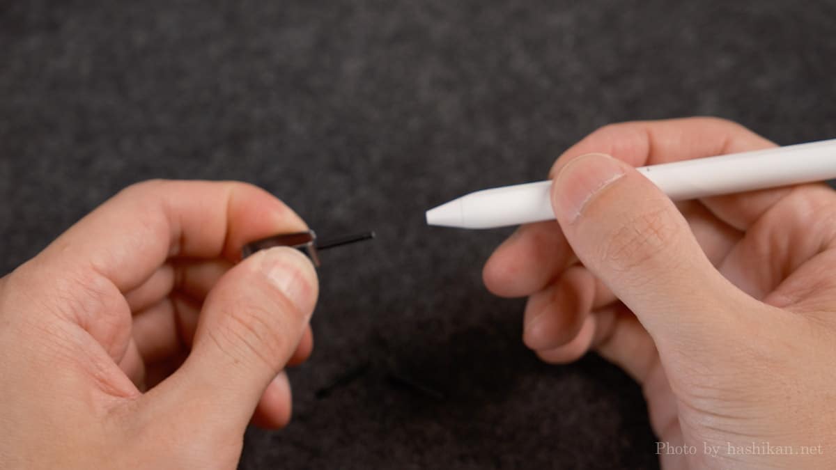 EHOMEWEI『O156DSL』のスタイラスペンのペン先を交換している様子