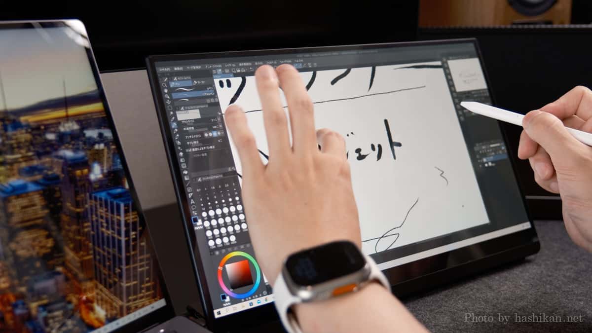 EHOMEWEI『O156DSL』でCLIP STUDIO PAINTのキャンバスを左手で操作しながらスタイラスペンで記入している様子