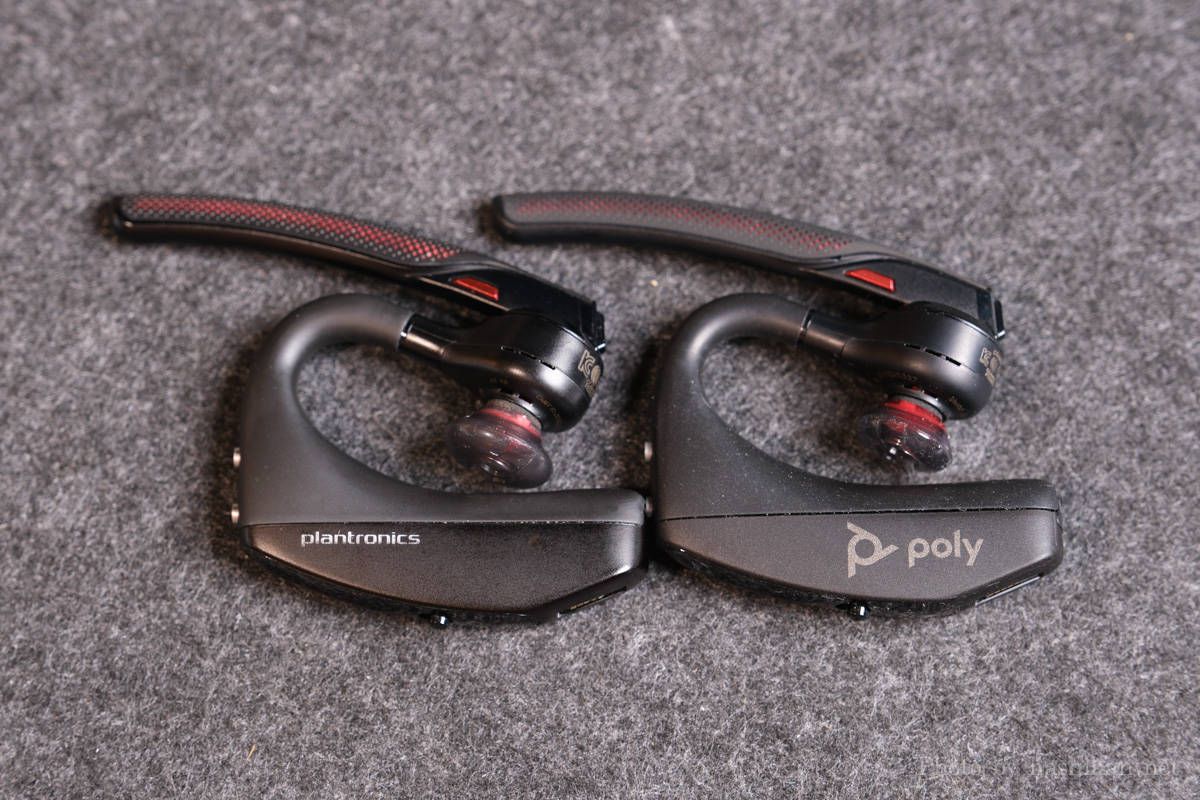 Plantronics Poly Voyager 5200の新旧モデルを並べて比較している様子