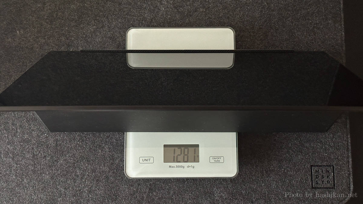 LANMEY S16Plusのスタンド込の重量を計測している様子