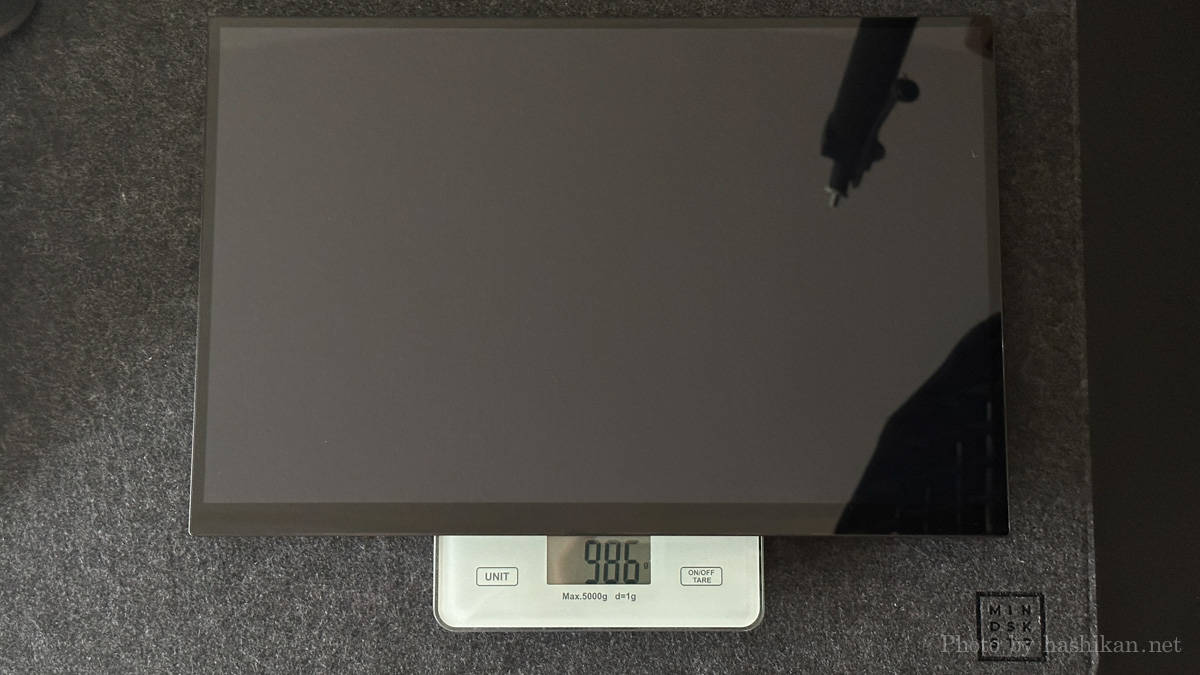 LANMEY S16Plusの本体重量を計測している様子