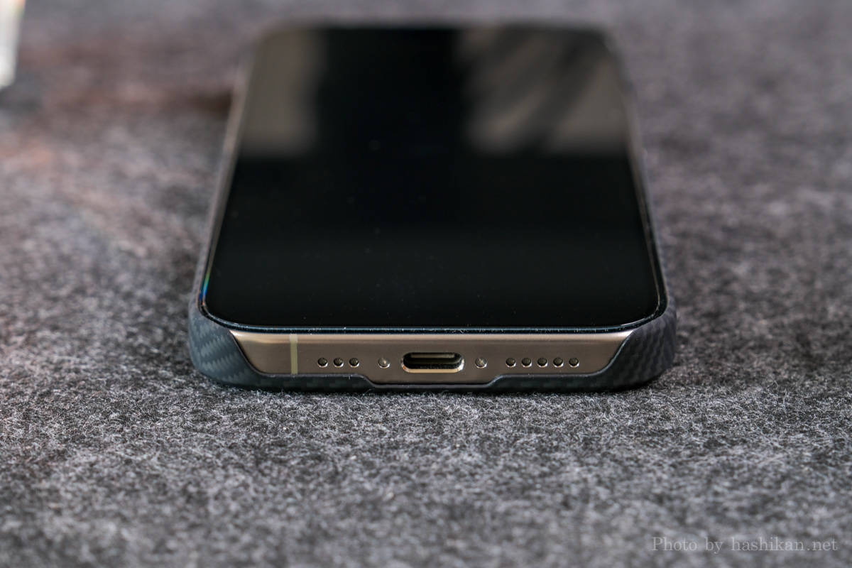 PITAKA『MagEZ Case4』を装着したiPhone 15 Proのコネクタ部分の拡大画像