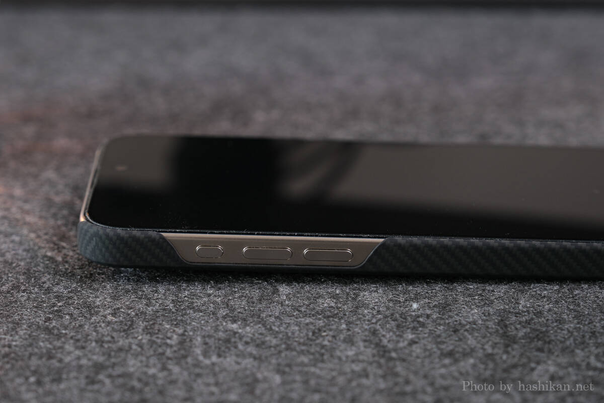 PITAKA『MagEZ Case4』を装着したiPhone 15 Proのボタン部分の拡大画像