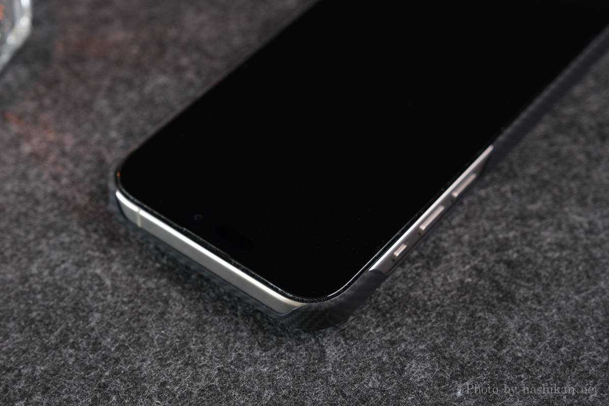 PITAKA『MagEZ Case4』を装着したiPhone 15 Proのディスプレイ部分の拡大画像