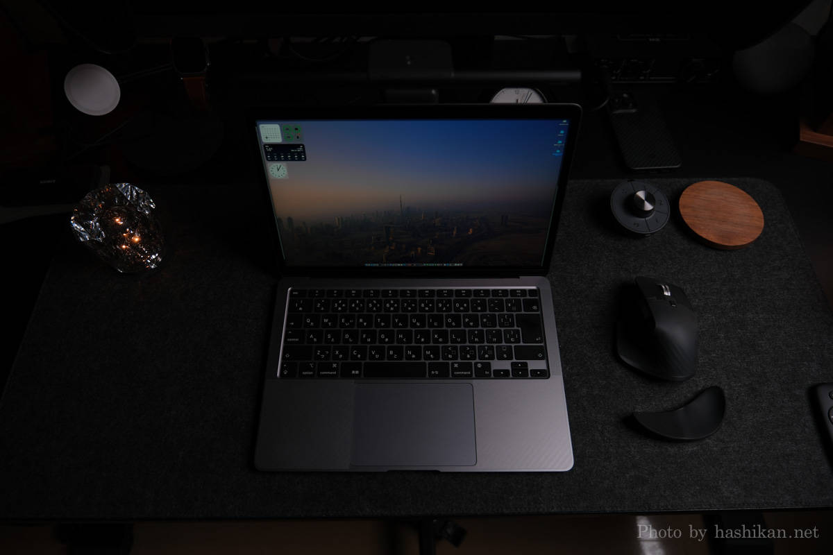 BenQ LaptopBarを取り付けたノートパソコンで、電源をOFFにした状態